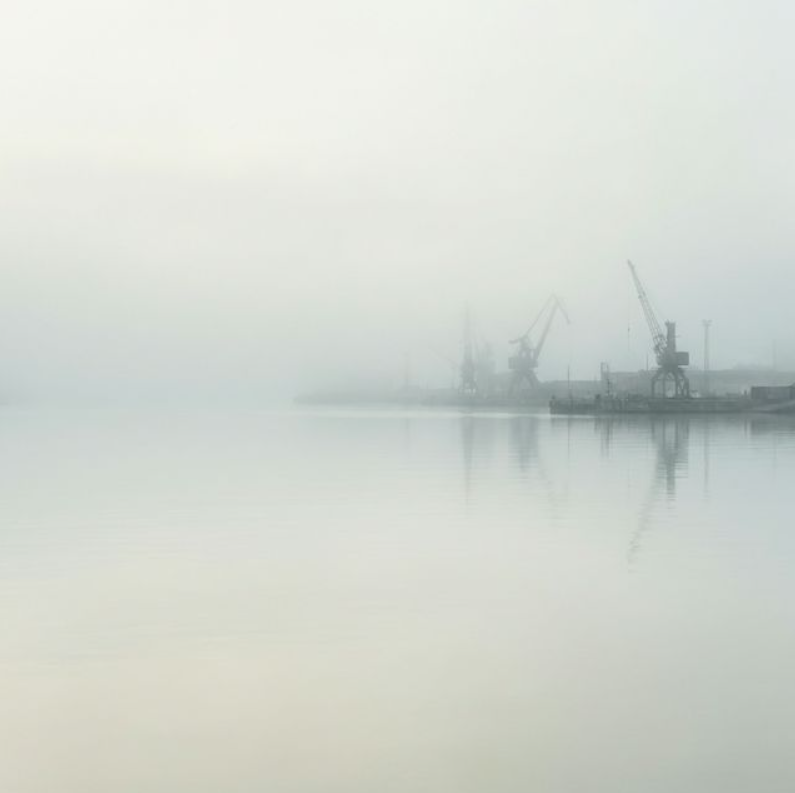 Subtile Hamburg Referenz, Kran im Nebel