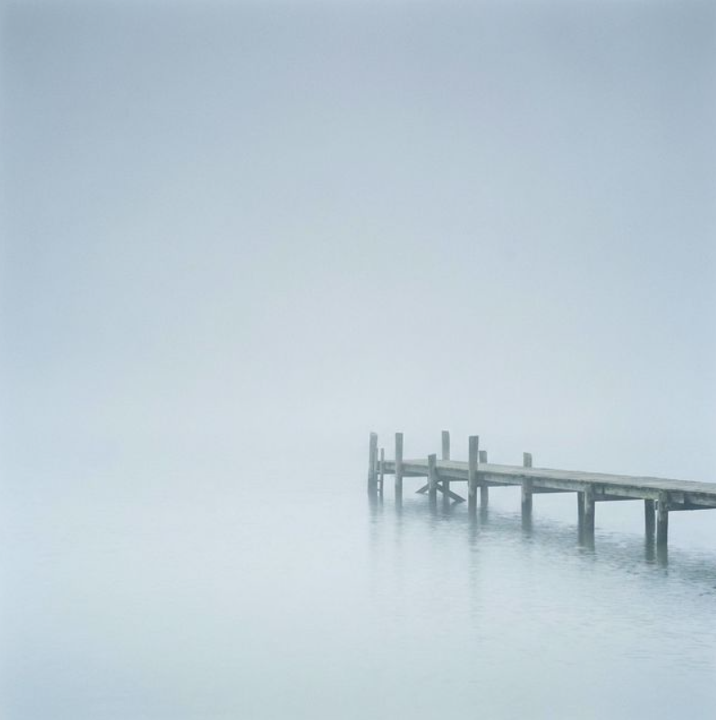 Ruhiges Wasser, Steg im Nebel